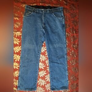 Wrangler Medium Wash Blue Jeans Relaxed Comfort Fit. 36 by 29